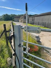 Hunting type gate latch