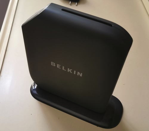 Belkin Surf F7D2401 V1 Wireless Modem Router - Foto 1 di 5