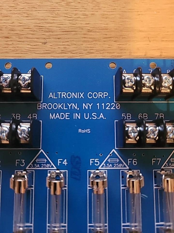 Altronix PD8I Isolated Power Distribution BOARD 8 Fuses NEW - Image 2 of 4
