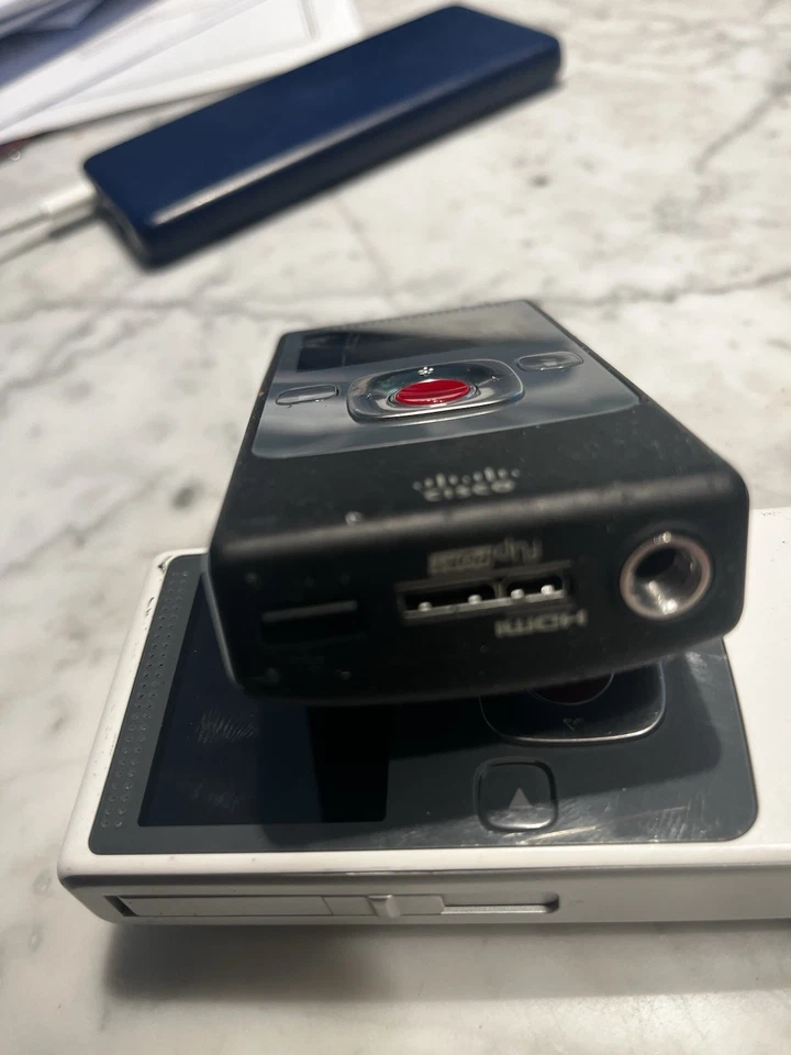 Cisco Flip UltraHD U32120 Camcorder Video Camera 3rd Gen - Image 4 of 4