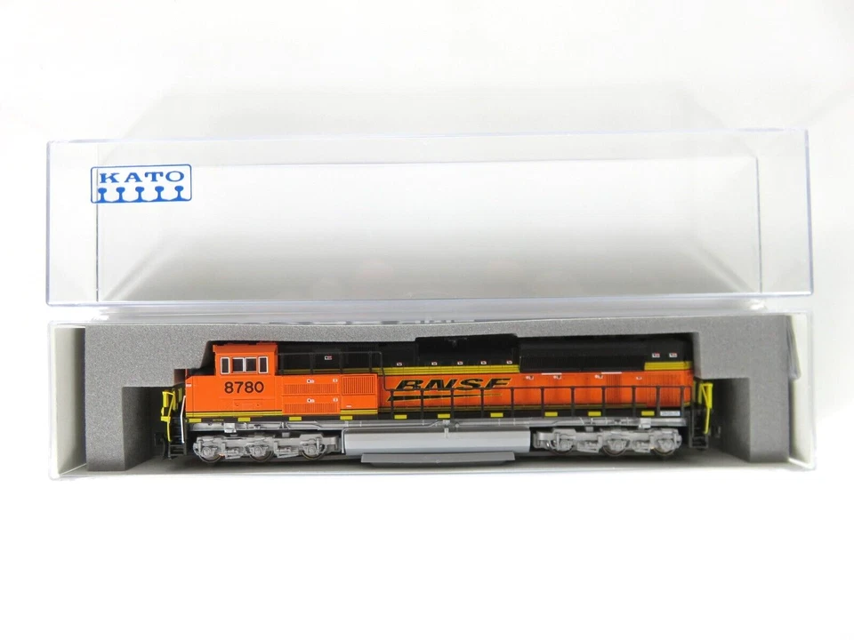 Kato 176-8526 N Scale BNSF Railway Swoosh EMD SD70ACe Diesel Locomotive 8780 NIB - Image 3 of 4
