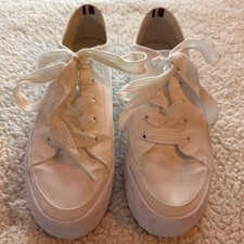 Gorgeous White Ladies Tommy Hilfiger Trainers Size 6/39 Worn Once
