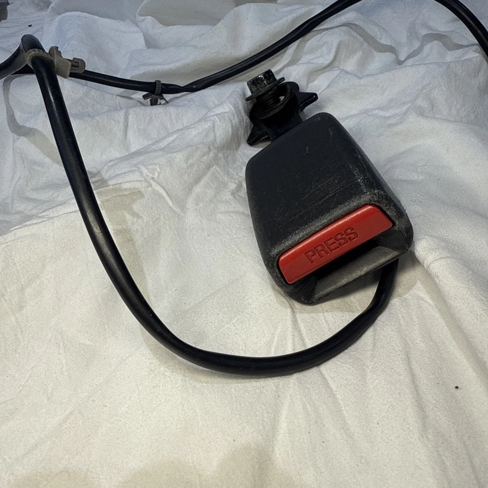 🔥 2011-2015 Nissan Titan передний водитель или пассажир стороне ремня безопасности пряжка OEM - Изображение 3 из 4