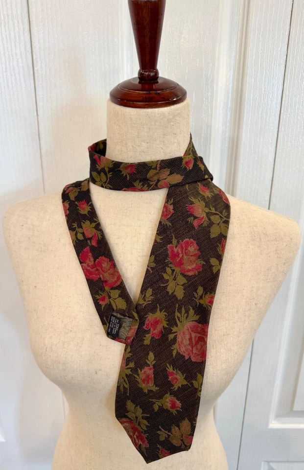 Corbata para hombre de Kenzo Paris 100 % seda, negro y rosas envejecidas, logotipo bordado Foto 4 de 4