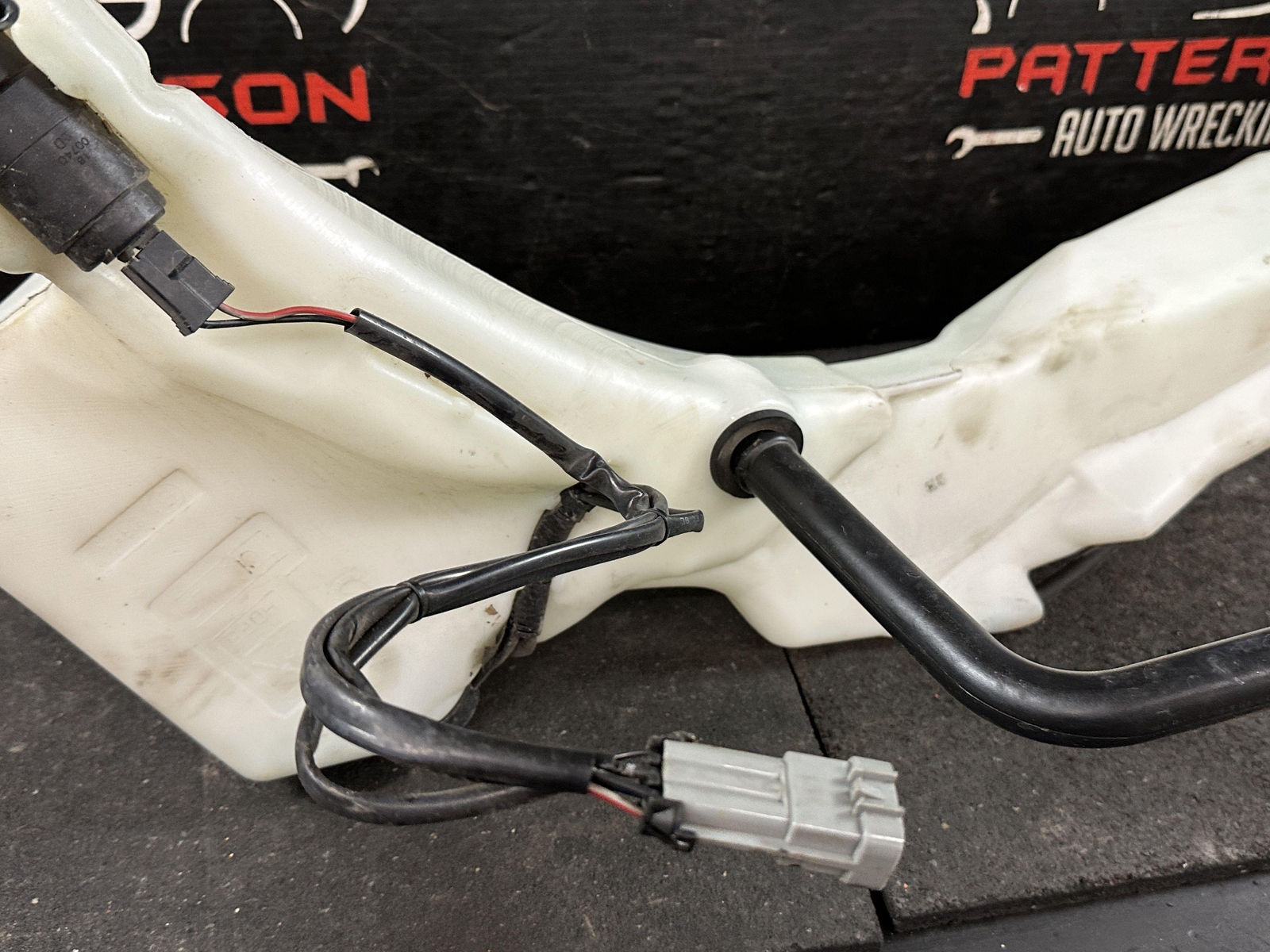 02-06 MASERATI SPYDER WINDSHIELD WASHER BOTTLE RESERVOIR