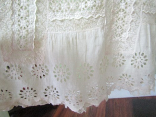 VICTORIAN WHITE FULL LENGTH DRESS / BEAUTIFUL LACE / 37" BUST MEASURE - Picture 5 of 18