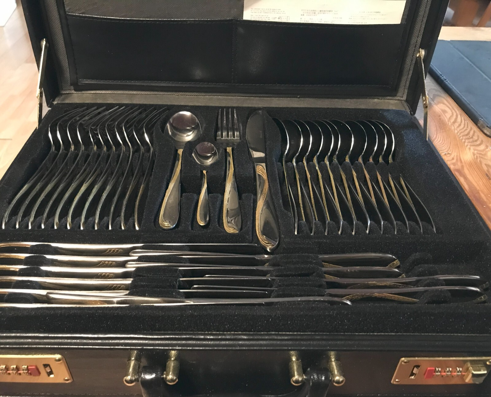Besteckkasten silberfarben/goldfarben, im Koffer, 84 Teile