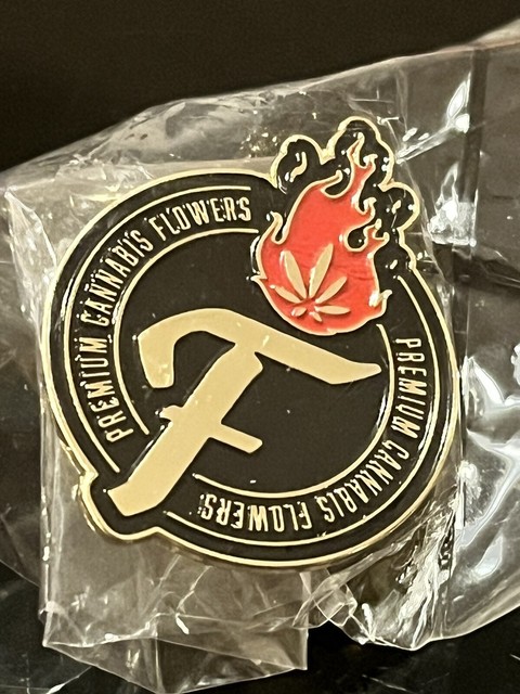 Collectible Cannabis Pin (Premium cannabis flowers) quarter size. Collectible Cannabis Pin (Premium cannabis flowers) quarter size.