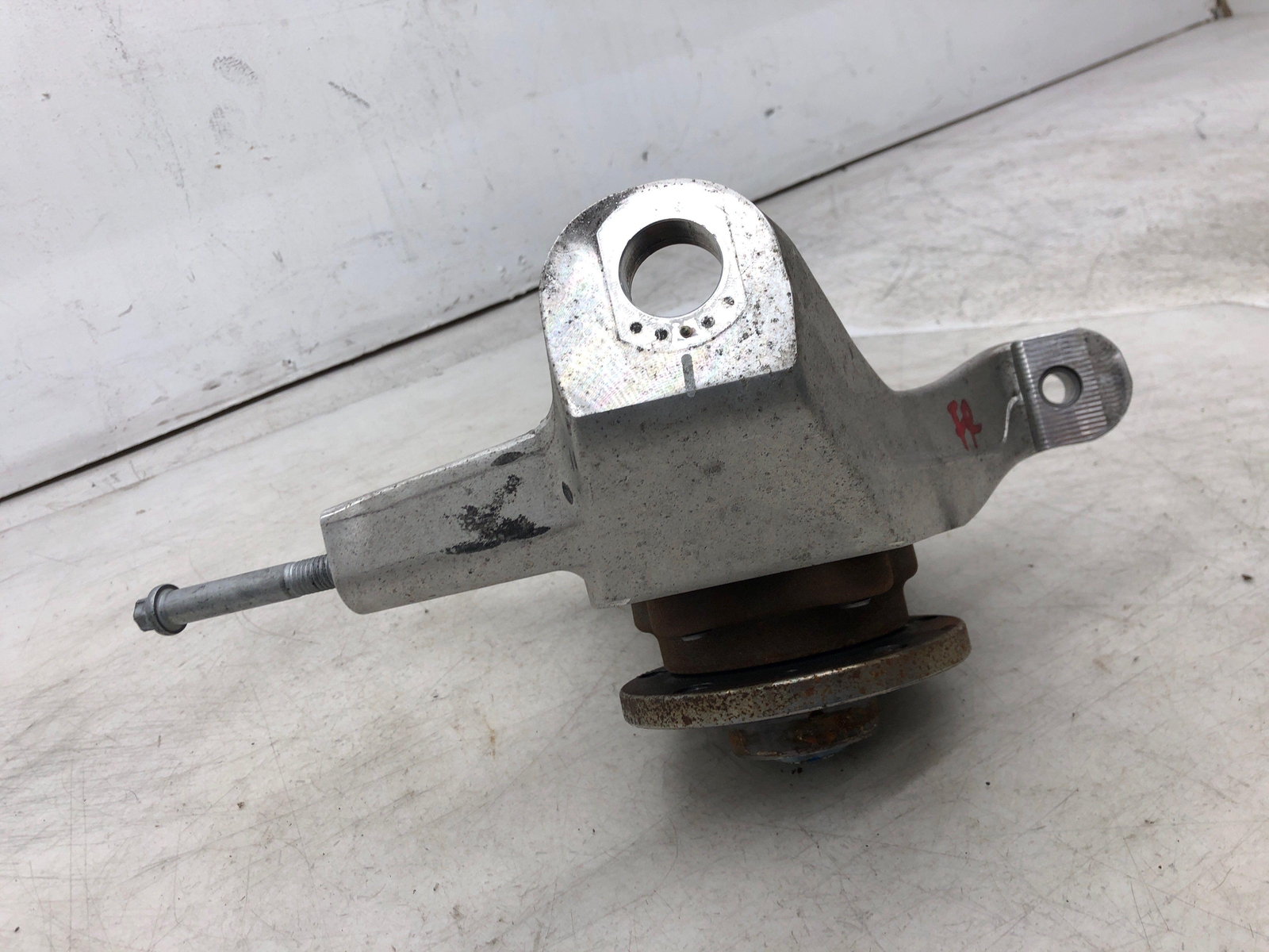 2015-2021 MCLAREN 570S RIGHT FRONT SPINDLE KNUCKLE WHEEL BEARING HUB 13BA104CP
