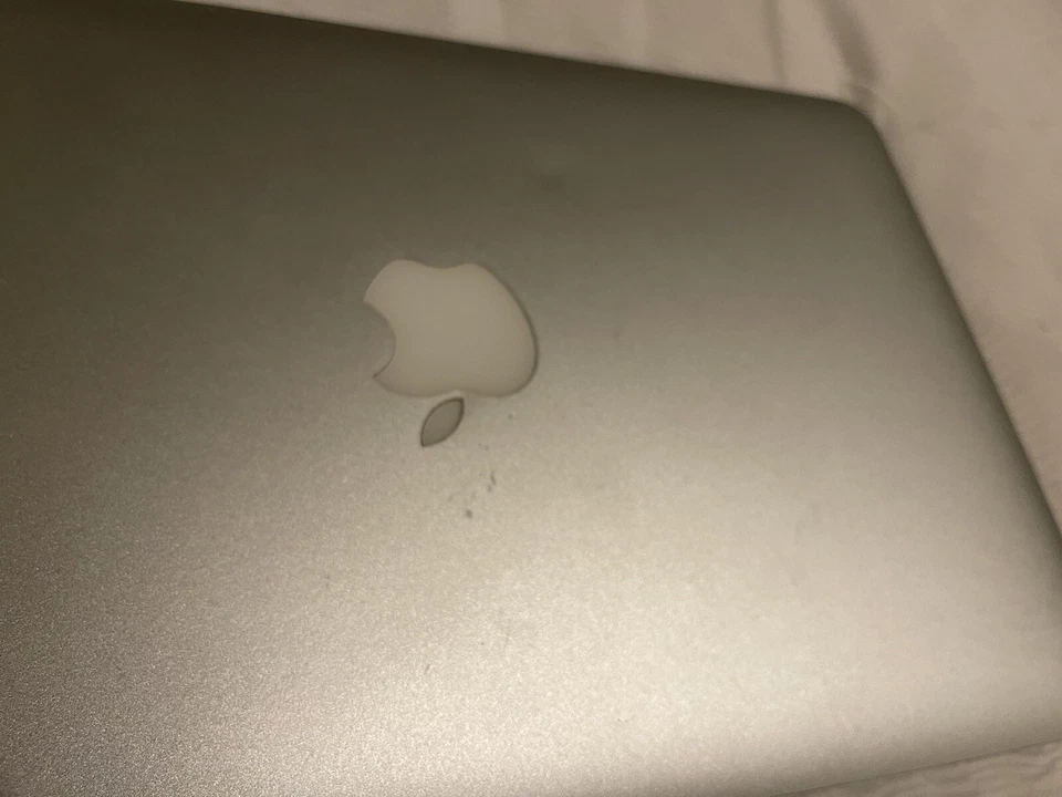 Apple MacBook Air 11" i5 @ 1.7GHz 4GB 64GB SSD A1465 2013 - Sign Of Wear See Pic - Image 4 of 4