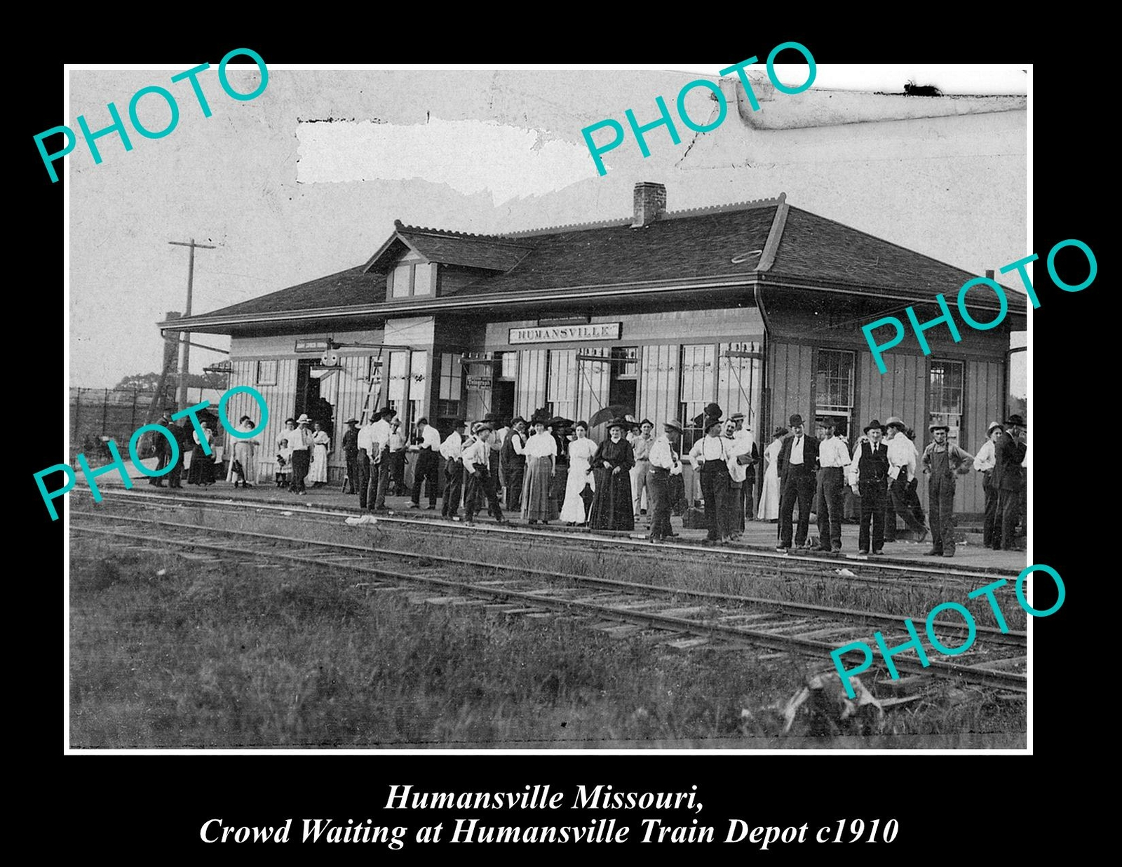 OLD 8x6 HISTORIC PHOTO OF HUMANSVILLE MISSOURI CROWD AT TRAIN DEPOT