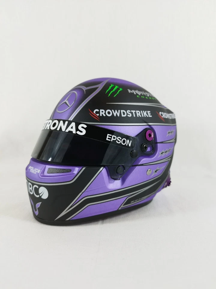 Lot spéciale formule 1 Lewis Hamilton avec casque 1/2 2021 et casquette signée - Photo 4/4