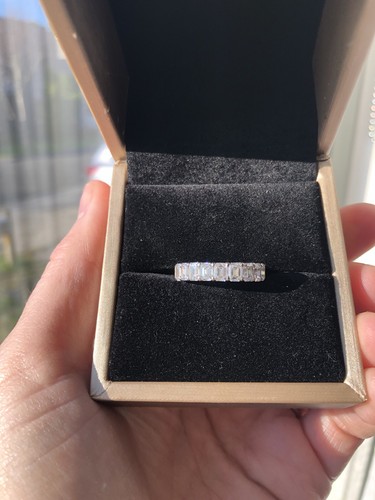 Emerald cut lab diamond eternity band wedding ring - 第 11/14 張圖片