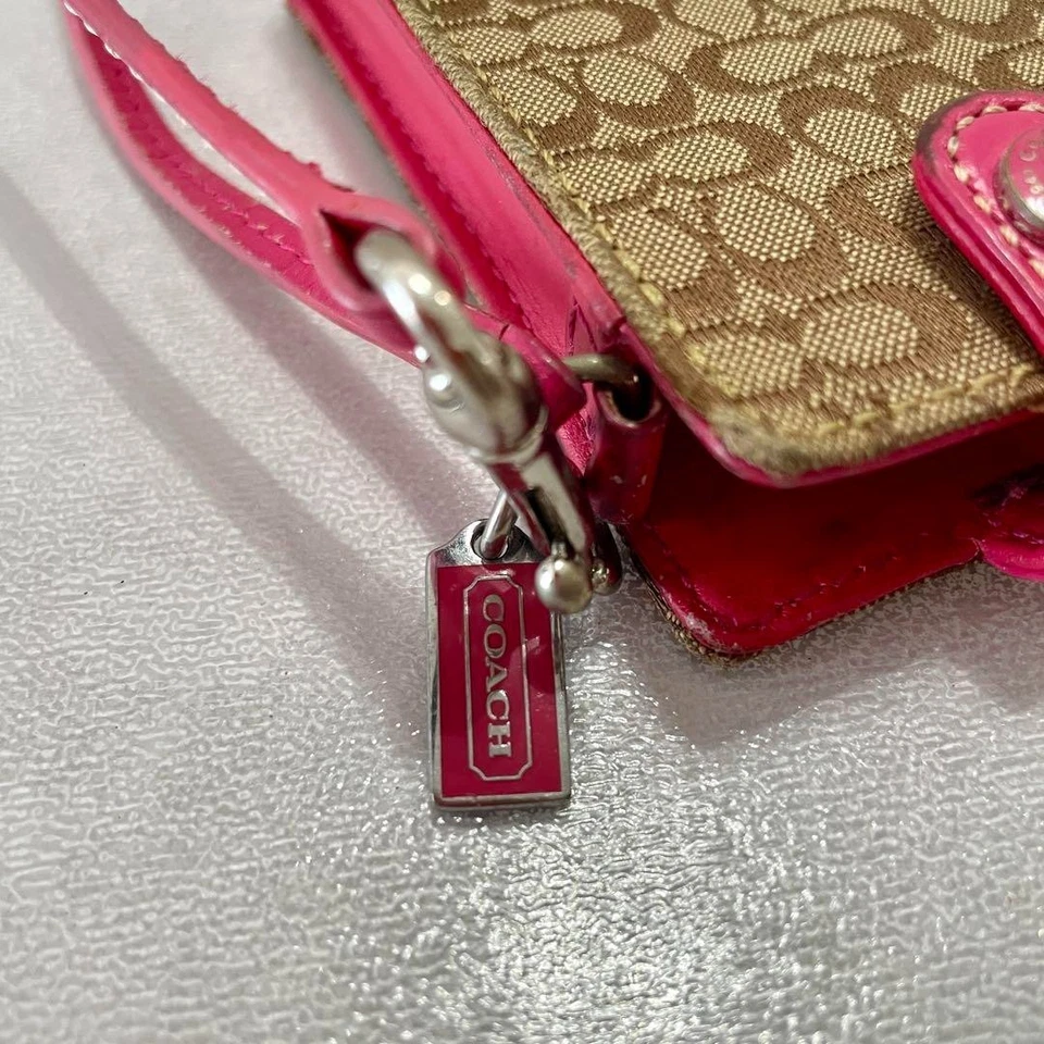 Funda protectora COACH Signature de lona de cuero rosa para iPod accesorio pequeño Foto 4 de 4