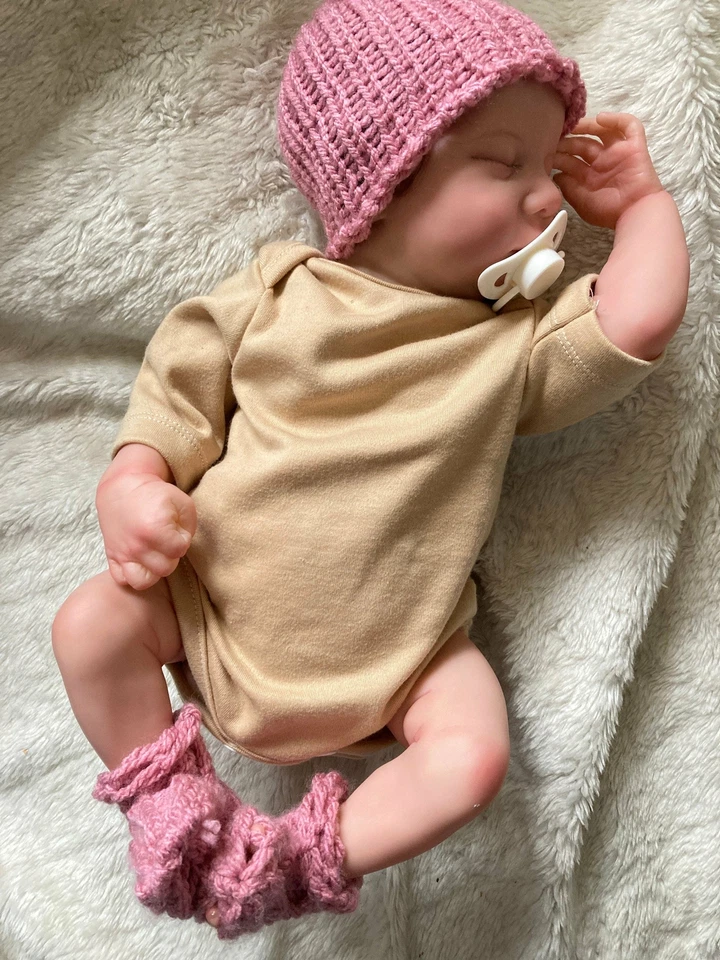 Rosa Oscuro por Único Lujo Hecho a Mano Tejido Bebé Niñas Cocoon, Conjunto de Calcetines y Sombrero Foto 2 de 4