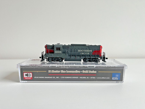 Atlas 40005378 Spur N GP9 Southern Pacific #3005 DCC mit Sound - Vitrinenmodell | Condition: Gebraucht