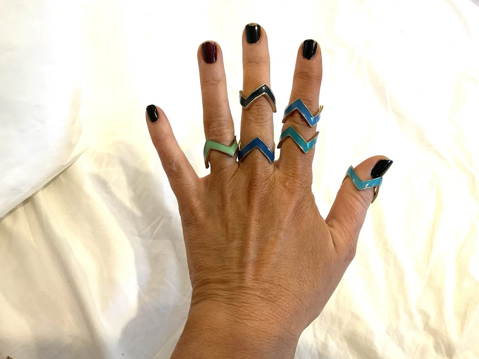 Juego de 6 anillos dorados Chevron 7 7,5 8 cóctel esmaltados azul turquesa azul verde azulado de ASOS Foto 2 de 4