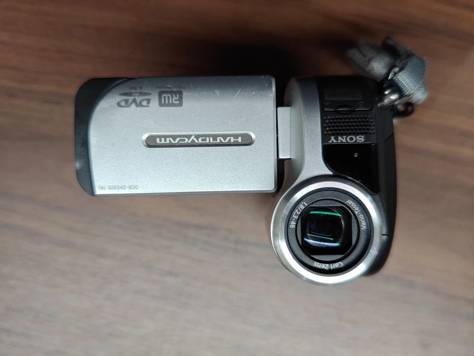 Sony Handycam DCR-DVD92 Mini DVD Standard Definition Video Camera Silver - Photo 2/4