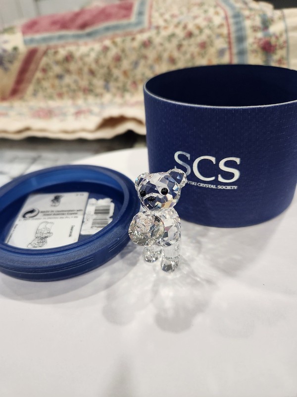 Swarovski SCS Kris Bear Crystal Figurine Holding Heart w/ Original Box Austrian
