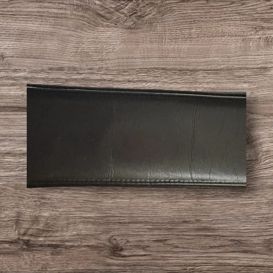 Bolsa de mão vintage naturalizadora marca falsa preta camurça ouro metal gravata preta festa MCM - Imagem 4 de 4