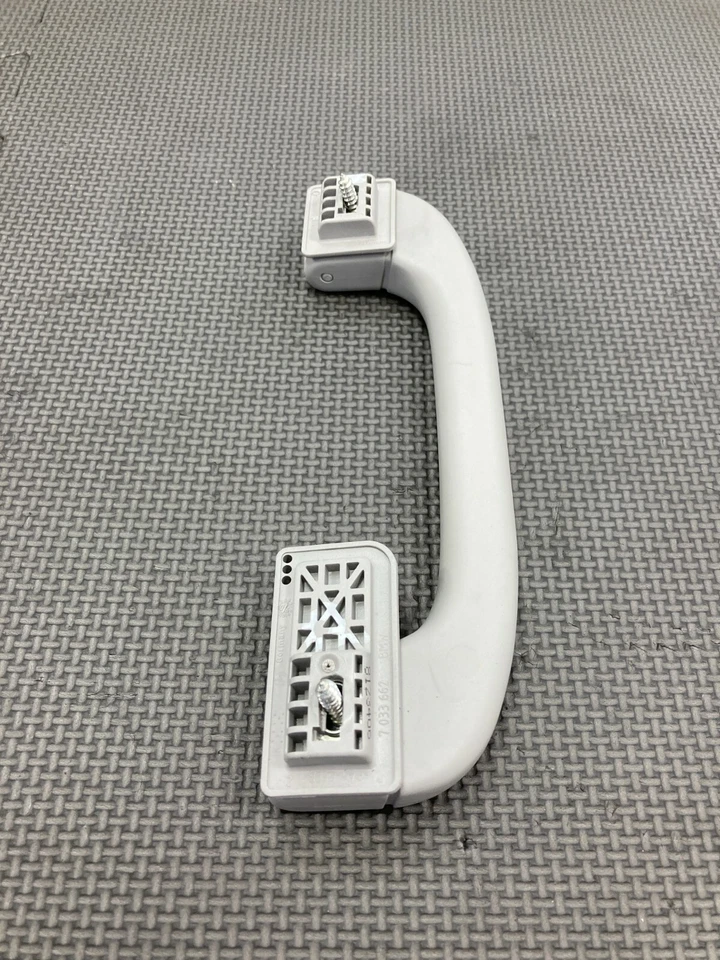 04-10 BMW 525i pasajero trasero derecho interior techo agarre manija OEM Foto 2 de 3