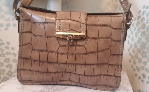 Bolso de Hombro Marina Galanti Cool Tonificado Marrón Tostado con Herrajes de Cierre Dorado - Imagen 16 de 18