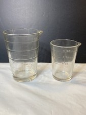 Vtg 2 Lot Glass Beaker Measuring Cup Chemistry Photography 4 oz 8 oz