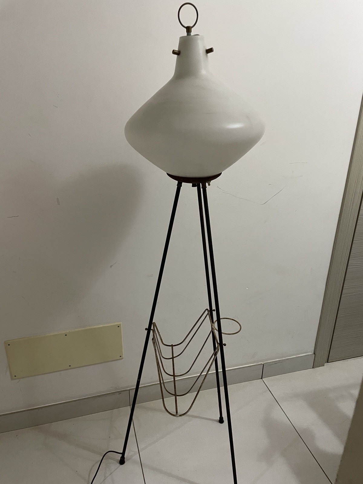 Lampada vintage da terra a treppiede in vetro opaco
