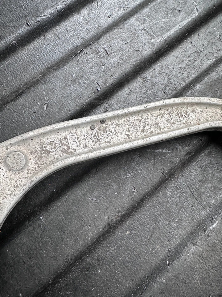 Brazo de control superior delantero derecho Infiniti M30 M35 M37 M56 2012 Foto 2 de 4