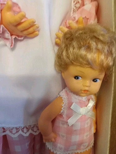 Muñeca mecedora musical vintage June & Julie de 19" con muñeca bebé de 6", en caja original - Imagen 2 de 14