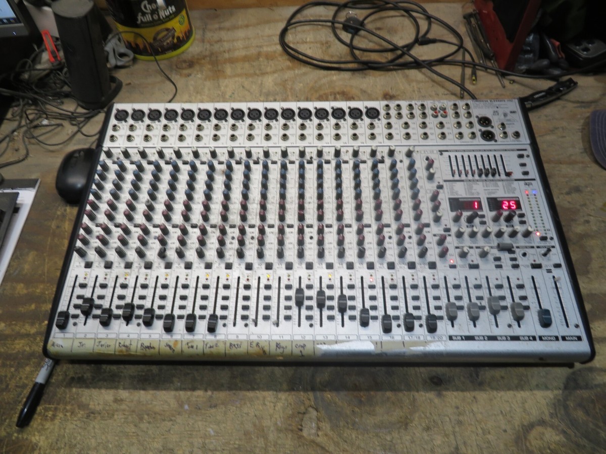 Behringer Eurodesk SL2442FX-Pro 24 Channel Studio Mixer Behringer Eurodesk SL2442FX-Pro 24 Channel Studio Mixer