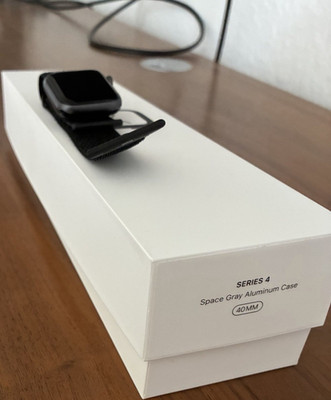 Apple Watch Series 4 40mm Space Gray Aluminium Textilarmband Schwarz gebraucht