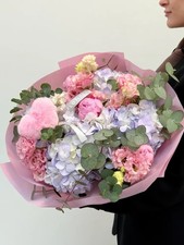Petals like a whisper (hydrangeas & eustomas) - Premium