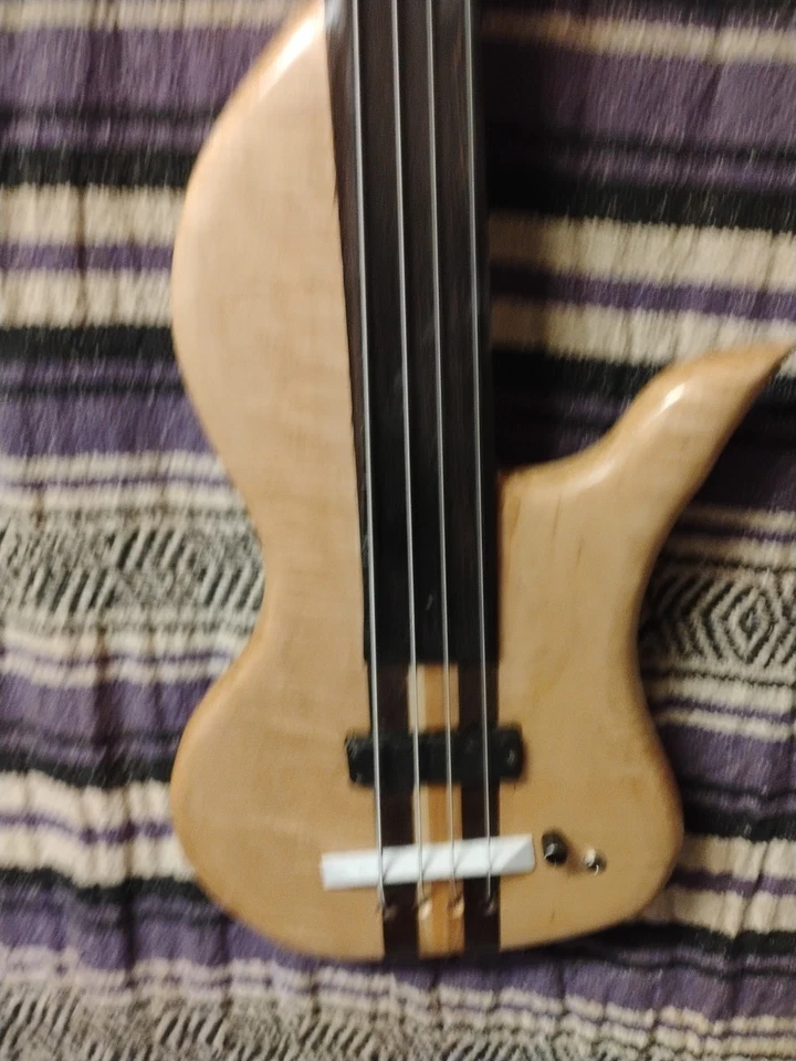 Baixo sem trastes destro 4 cordas lóbulo de bordo encaracolado wishbass escala 34" - Imagem 2 de 4