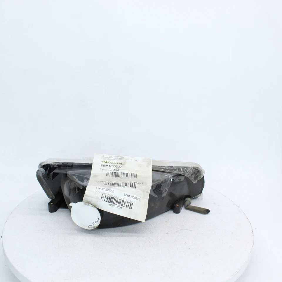 Conjunto de lámpara de cabeza TYC LH número de pieza 114-00227AL para Chrysler Concorde Foto 4 de 4