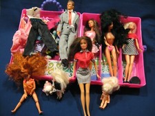 Vntge 1995 Barbie Deluxe Trunk and 8 Dolls and Lots Clothes and Accessories Vgd!