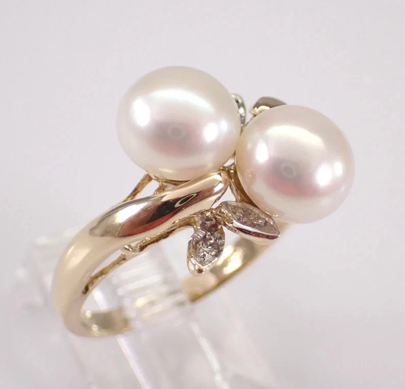 Anillo de compromiso bypass de perlas blancas genuinas de corte redondo de 3 quilates enchapado en oro amarillo de 14 quilates Foto 2 de 4