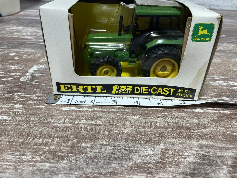 Tractor John Deere 3140 Ertl 1/32 con cabina Foto 3 de 4
