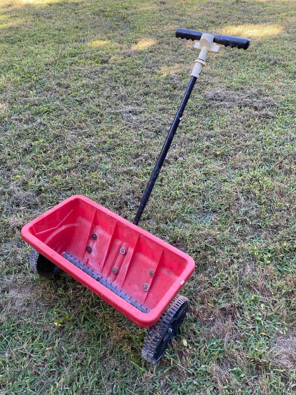 spreader for lawns
