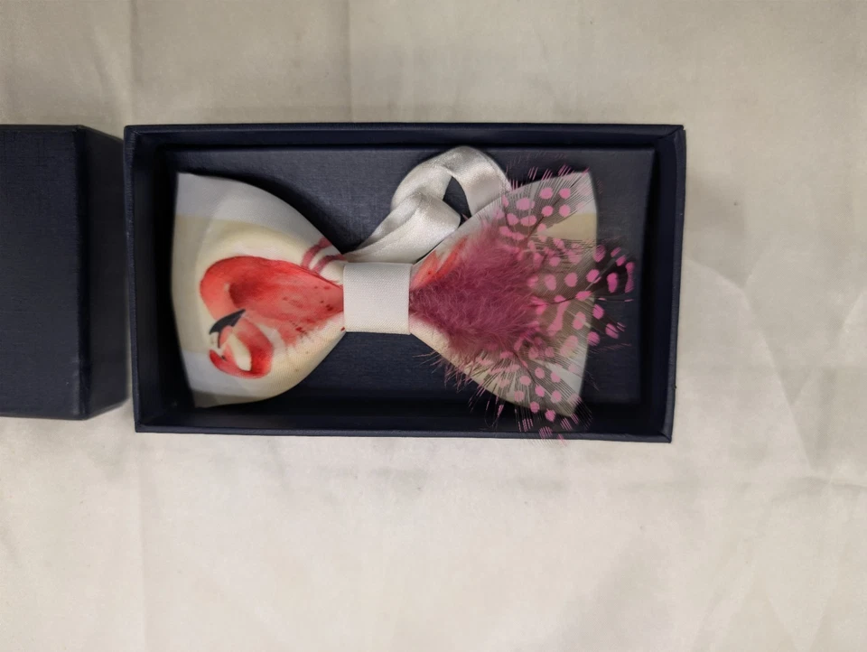 Pajarita de plumas hecha a mano para hombre satinado seda preatada lazo liso blanco - flamenco Foto 4 de 4