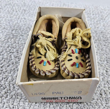 Vintage Minnetonka Pa Poo Shu Beaded Tan Leather Baby Moccasins Hand Sewn Size 2