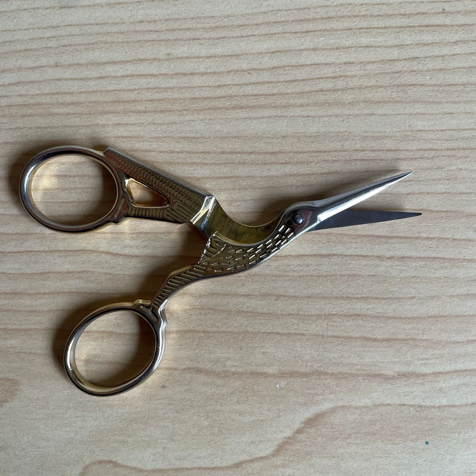 VINTAGE 3 1/2" TINY STORK EMBROIDERY SEWING NEEDLE POINT SCISSORS SHARP See Pics - Image 3 of 4