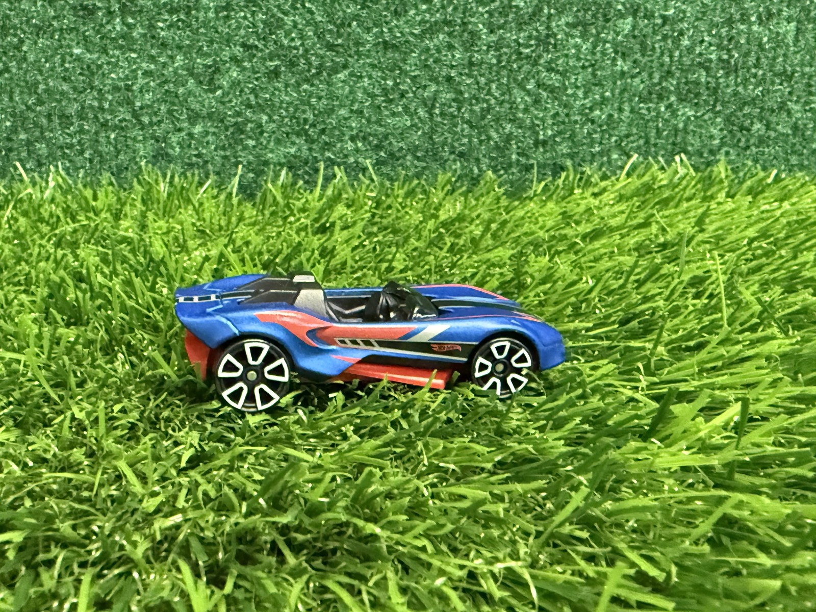 Hot Wheels Carbonic Blue Red Black Diecast Toy Car 2014 Mattel Malaysia 1:64
