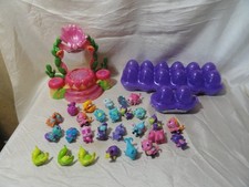 HATCHIMALS COLLEGGTIBLES TALENT LIGHT UP STAGE, 2 EGG CARTONS AND 27 HATCHIMALS