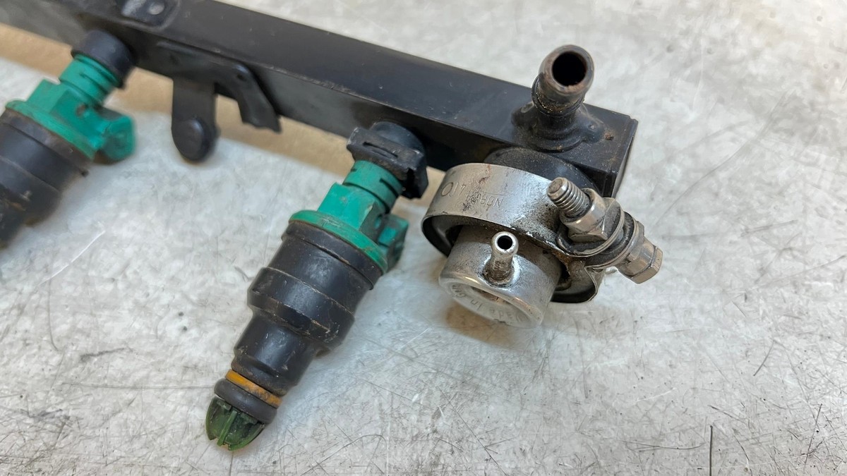 BMW E30 325i/325ix M20B25 Fuel Injector Rail W/5 Fuel