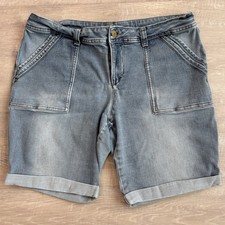 Time And Tru Light Wash Cuffed Stretch Denim 9  Bermuda Shorts Women  s Size 16