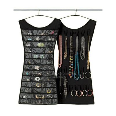 Set Di Gioielli Con Orecchini E Collana Con Ciondolo Su Supporto Di