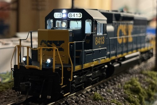 *EQUIPADO CON DCC* Broadway Limited Imports escala HO EMD SD40 CSX 8413 YN3 esquema | Condition: Used