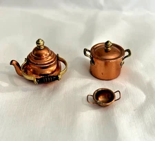 Miniature dollhouse copper bowl, tea kettle, and cook pot with removable lids.