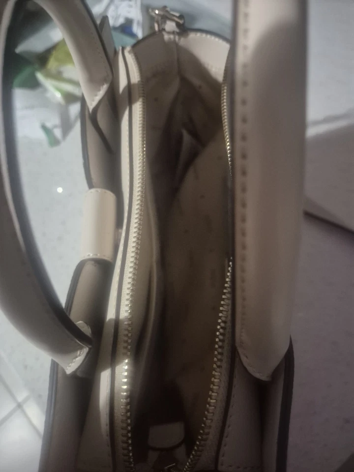 GUESS Handbag with Shoulder Strap - Image 3 of 4
